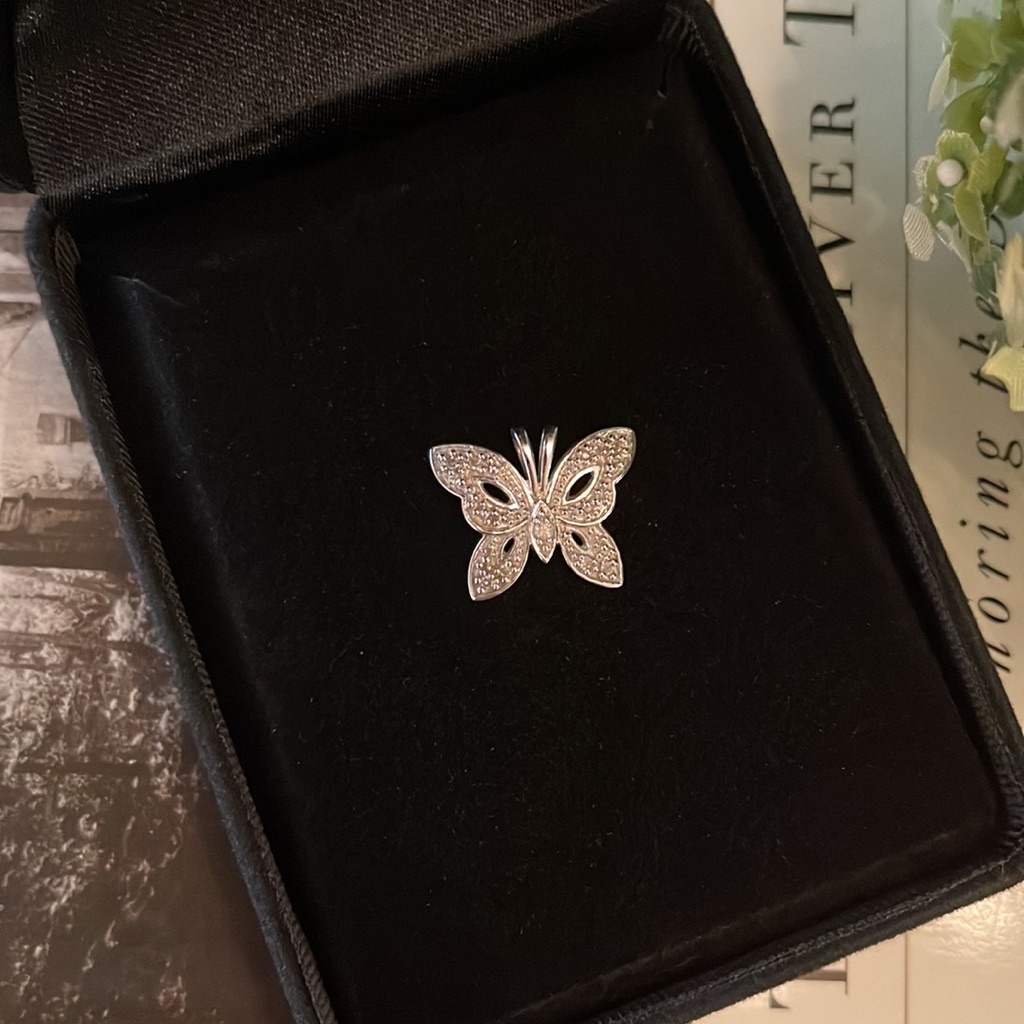 10k Gold Diamond Butterfly Pendant 100$
